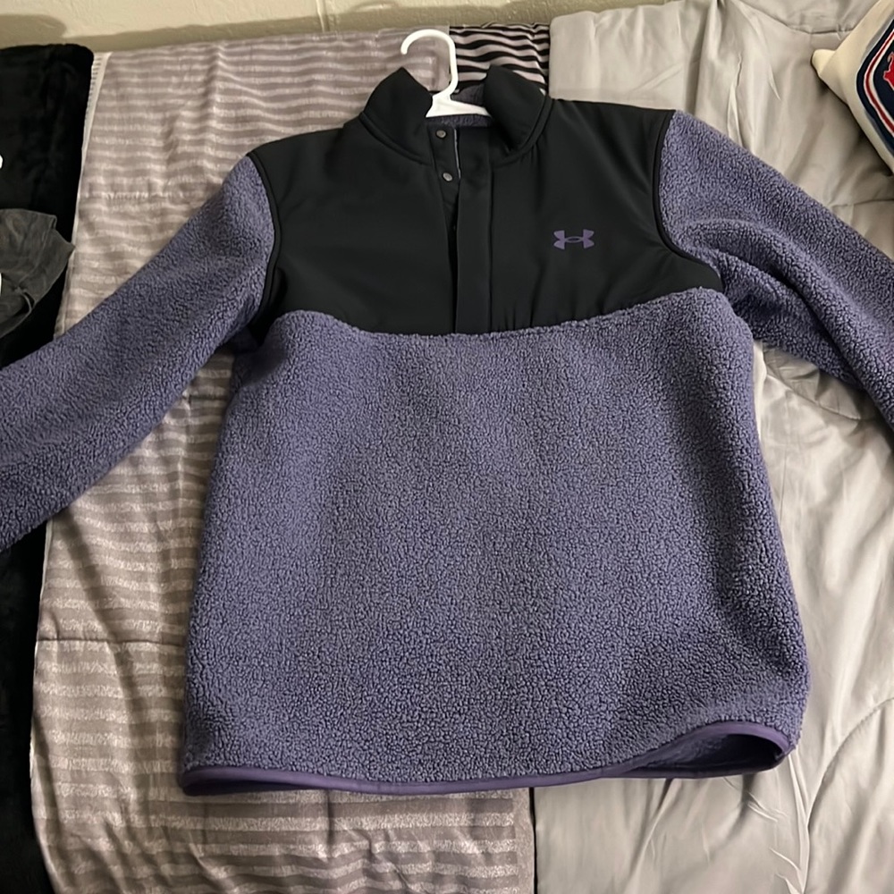 Under Armour sweater brand new without ticket. No use